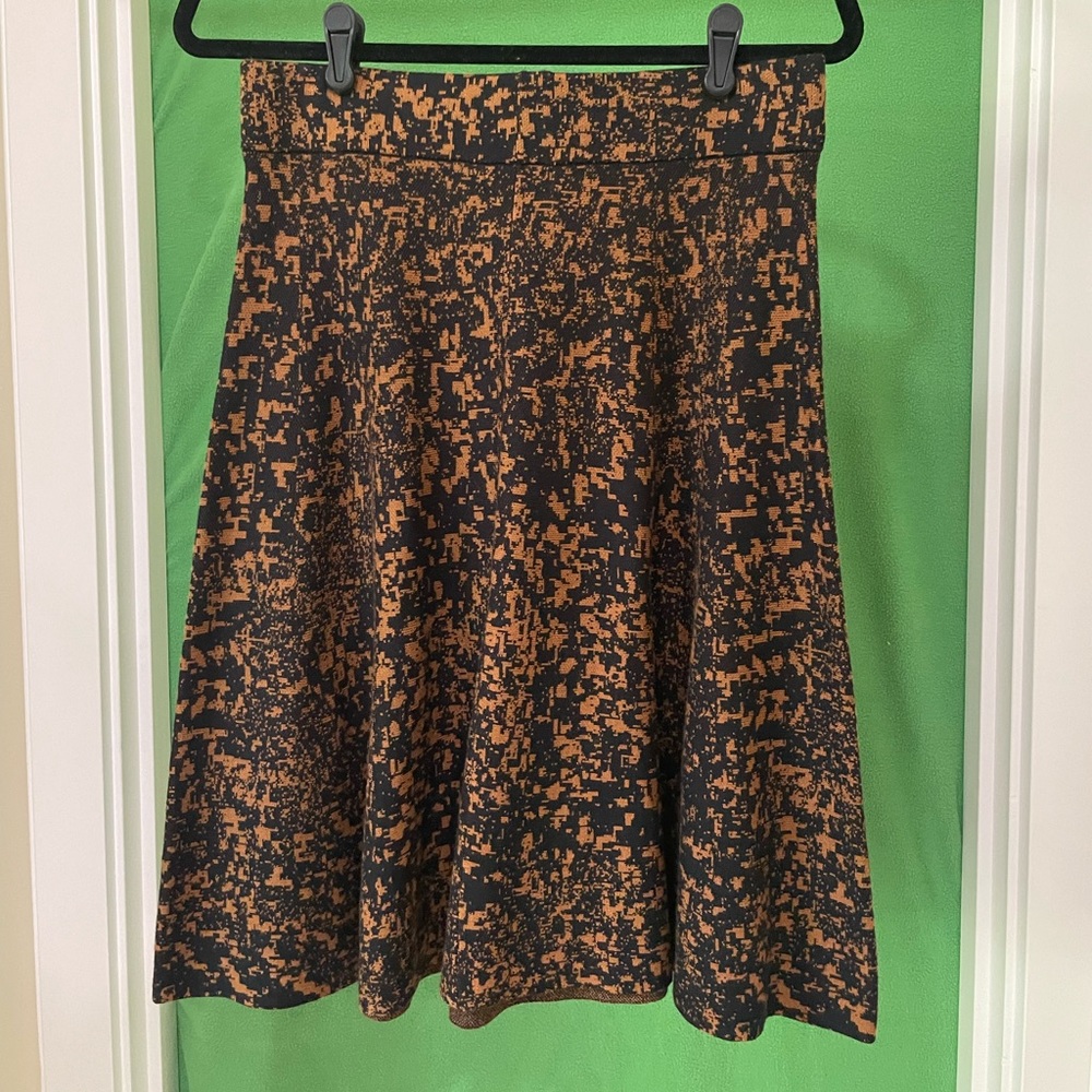 Alfani skirt, cotton/rayon, elastic waist, slight flared skirt, sits below knee